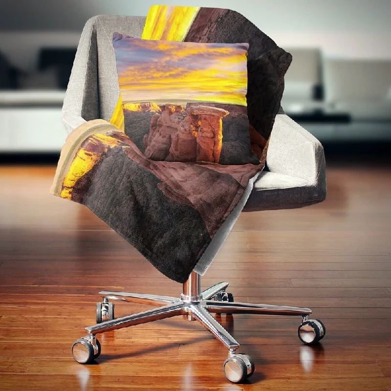 Fleece blankets for a cozy and plush textureFleece blankets for a cozy and plush textureDesignart 'Colorado Monument At Sunset' Modern Landscape Fleece Throw Blanket Fleece blankets for a cozy and plush textureFleece blankets for a cozy and plush textureDesignart 'Colorado Monument At Sunset' Modern Landscape Fleece Throw Blanket