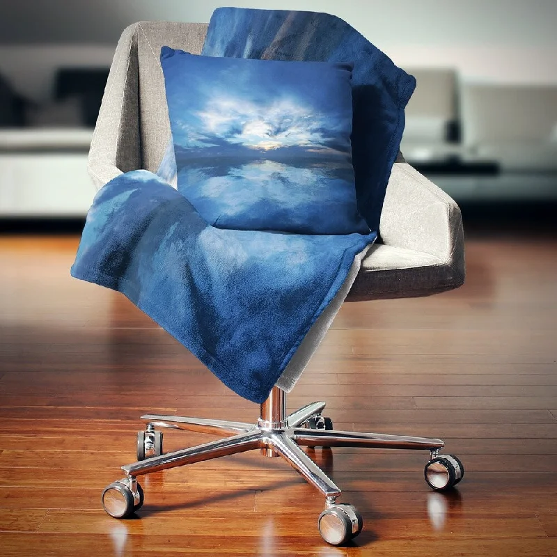 Linen blankets with a rustic and textured lookLinen blankets with a rustic and textured lookDesignart 'Blue Waters and Blue Sky Sunset' Modern Seascape Throw Blanket Linen blankets with a rustic and textured lookLinen blankets with a rustic and textured lookDesignart 'Blue Waters and Blue Sky Sunset' Modern Seascape Throw Blanket