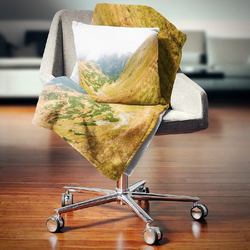 Silk blankets with a smooth and elegant touchSilk blankets with a smooth and elegant touchDesignart 'View from Volovec at Tatras' Landscape Fleece Throw Blanket Silk blankets with a smooth and elegant touchSilk blankets with a smooth and elegant touchDesignart 'View from Volovec at Tatras' Landscape Fleece Throw Blanket