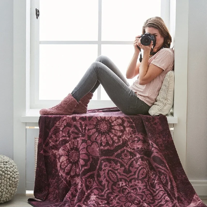 Silk blankets with a smooth and elegant touchSilk blankets with a smooth and elegant touchIBENA Reversible Bordeaux/ Pink Jacquard Owl Throw Blanket Victoria Silk blankets with a smooth and elegant touchSilk blankets with a smooth and elegant touchIBENA Reversible Bordeaux/ Pink Jacquard Owl Throw Blanket Victoria