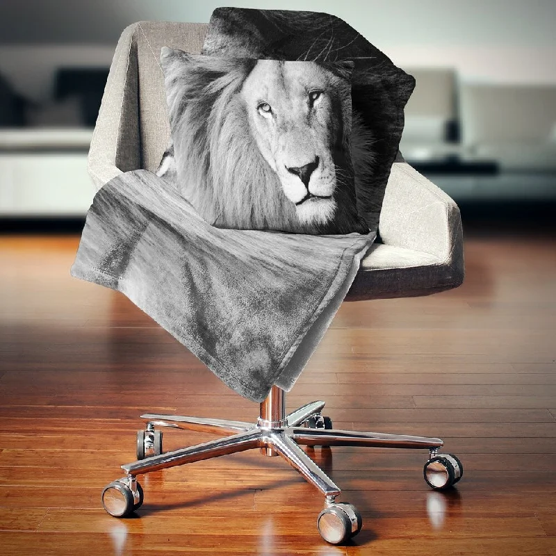 Chenille blankets with a thick and fuzzy textureChenille blankets with a thick and fuzzy textureDesignart 'Lion Head in Grey' Animal Throw Blanket