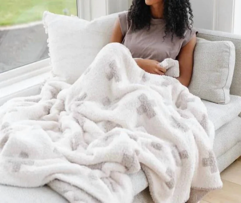 Silk blankets with a smooth and elegant touchSilk blankets with a smooth and elegant touchDouble-Layer Bamboni Throw Blankets In Swiss Cross Silk blankets with a smooth and elegant touchSilk blankets with a smooth and elegant touchDouble-Layer Bamboni Throw Blankets In Swiss Cross
