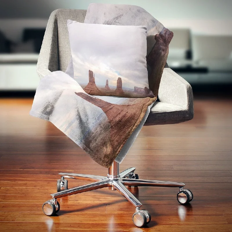 Chenille blankets with a thick and fuzzy textureChenille blankets with a thick and fuzzy textureDesignart 'Monument Valley Panorama' Landscape Fleece Throw Blanket Chenille blankets with a thick and fuzzy textureChenille blankets with a thick and fuzzy textureDesignart 'Monument Valley Panorama' Landscape Fleece Throw Blanket