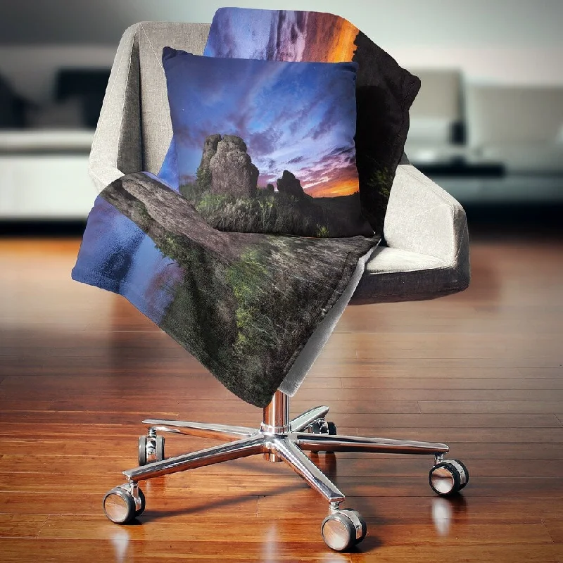 Fleece blankets for a cozy and plush textureFleece blankets for a cozy and plush textureDesignart 'Summer Night Blue Sky' Landscape Photography Throw Blanket