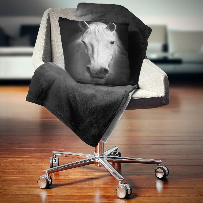 Linen blankets with a rustic and textured lookLinen blankets with a rustic and textured lookDesignart 'White Horse Black and White' Animal Throw Blanket Linen blankets with a rustic and textured lookLinen blankets with a rustic and textured lookDesignart 'White Horse Black and White' Animal Throw Blanket