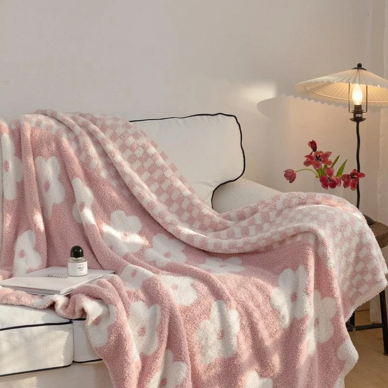 Chenille blankets with a thick and fuzzy textureChenille blankets with a thick and fuzzy textureDaisy Plush Soft Knitted Blanket