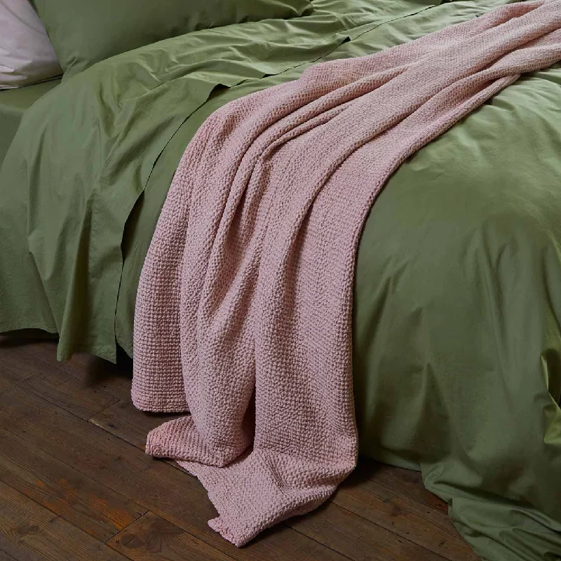 Bamboo fiber blankets with natural antibacterial propertiesFrench Rose Waffle Cotton Throw