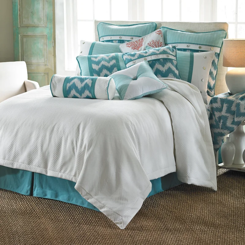 Acrylic blankets for a soft and affordable alternativeHiEnd Accents Catalina Duvet Set