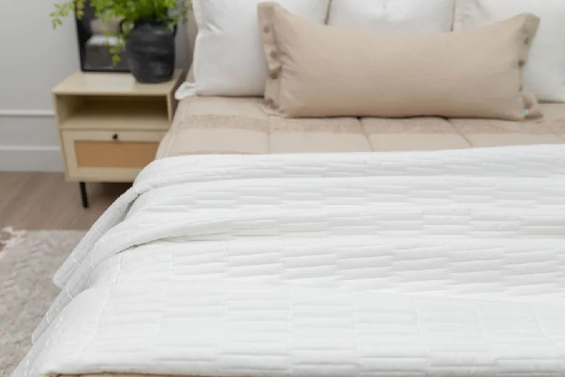 Acrylic blankets for a soft and affordable alternativeAlexandria Luxe Blanket