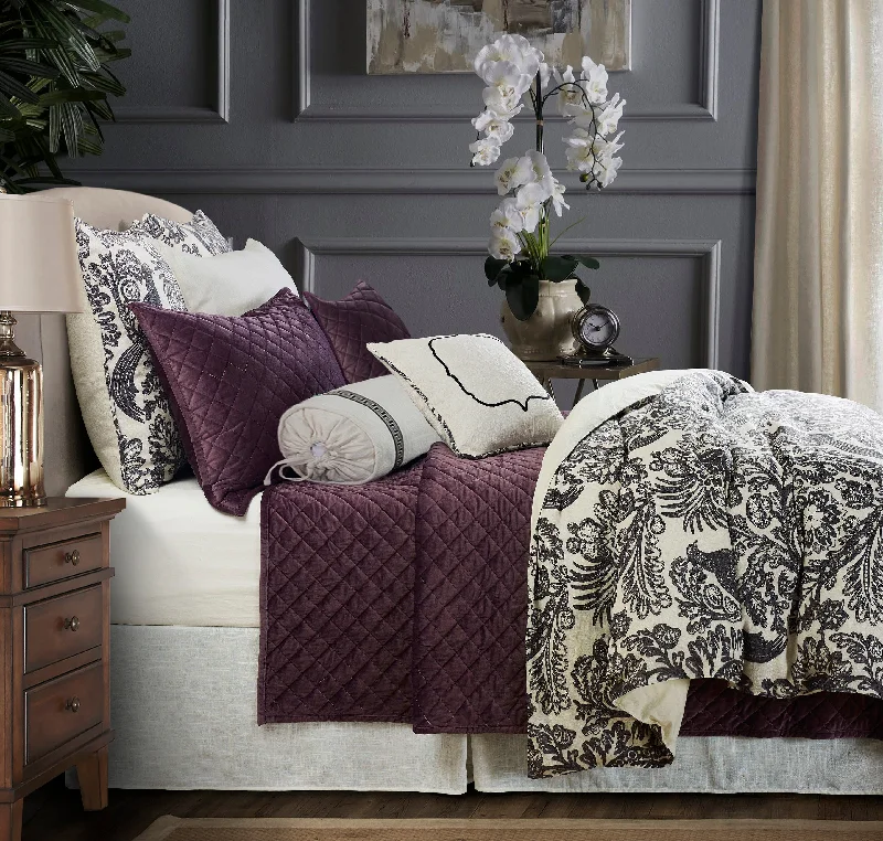 Cotton blankets for breathability and a lightweight feelHiEnd Accents 6-PC Alexandria Duvet Package, Super Queen