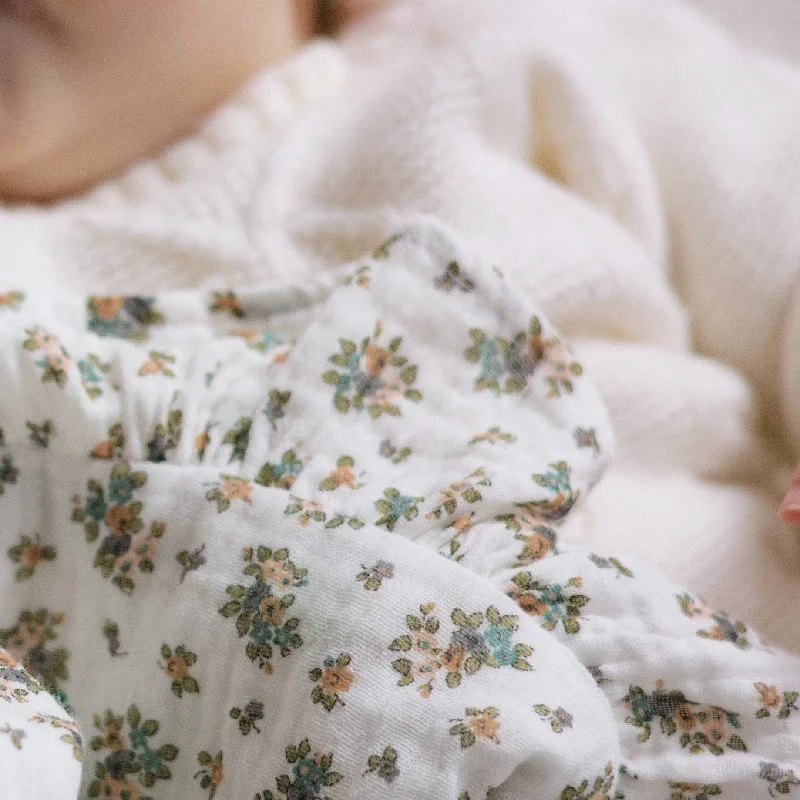 Recycled polyester blankets for an eco - conscious optionBaby blanket - White & Flowers