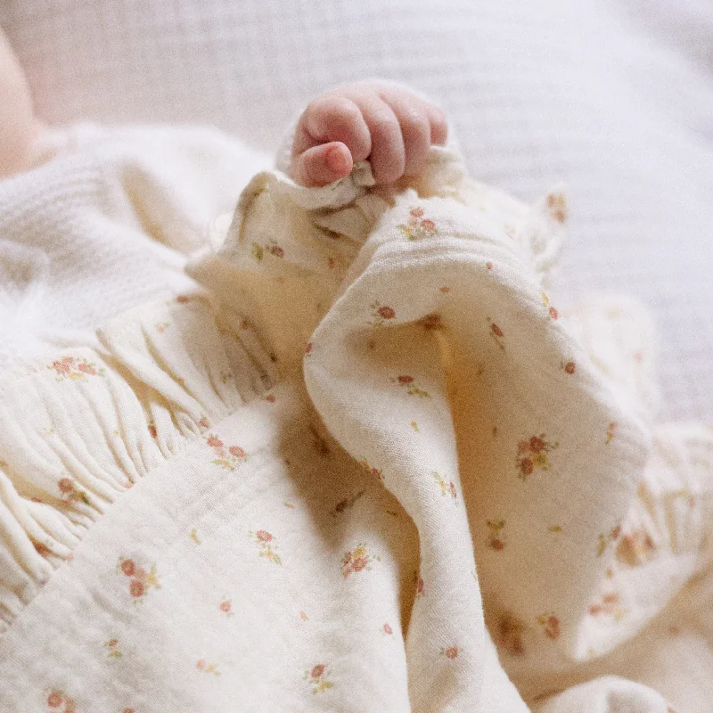 Recycled polyester blankets for an eco - conscious optionBaby blanket - Beige Flowers